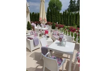Une table en rotin blanc Colorado Bica