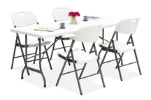 Un ensemble table traiteur pliante 180 cm + 4 chaises