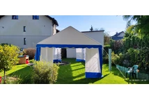Grande tente de fête dans le jardin