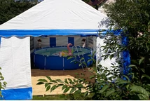 Tentes de jardin - tente Bavaria blanche et bleue 4 x 6 m avec piscine à l'intérieur